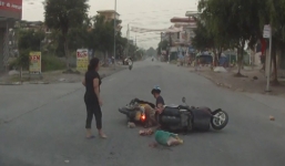 Xe tải đỗ khuất tầm nhìn khiến 2 xe máy đấu đầu